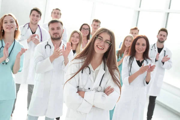 Chica sonriente casual estudiante caminando. aislado en blanco — Foto de Stock