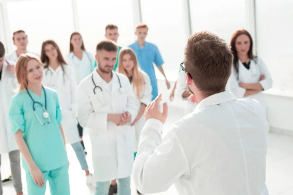Ομάδα επαγγελματιών του τομέα της ιατρικής που στέκονται μαζί. έννοια της υγείας — Φωτογραφία Αρχείου