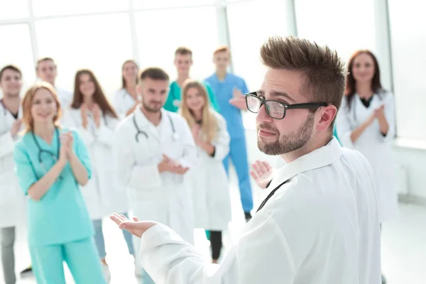 Zblízka. velká skupina různých lékařů, kteří stojí při sobě — Stock fotografie