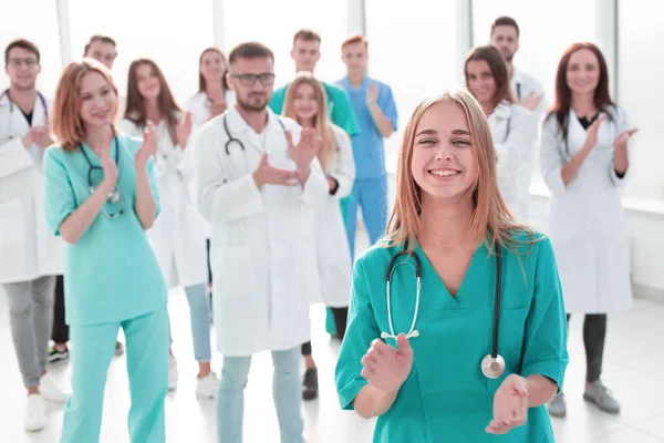 Imagem de um grande grupo de profissionais médicos aplaudindo . — Fotografia de Stock
