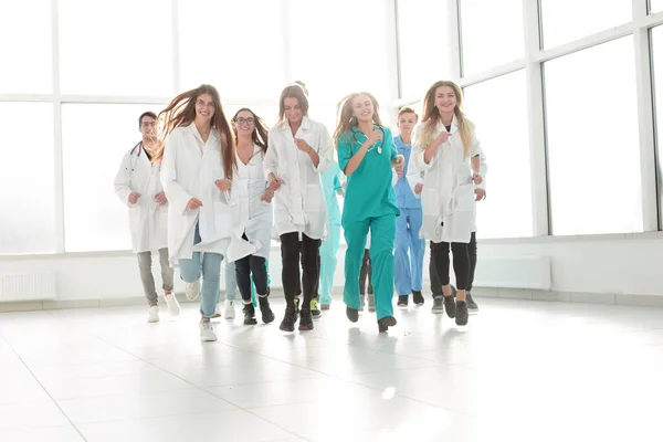 Visão traseira. um grupo de médicos diversos no corredor do hospital — Fotografia de Stock