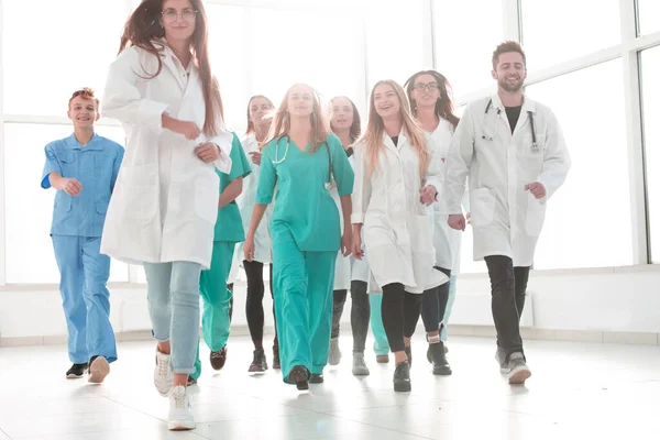 Grupp av lustiga läkare praktikanter visar tummen upp — Stockfoto