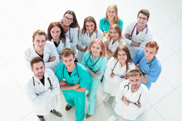 Велика група лікарів вітає один одного оплесками — стокове фото