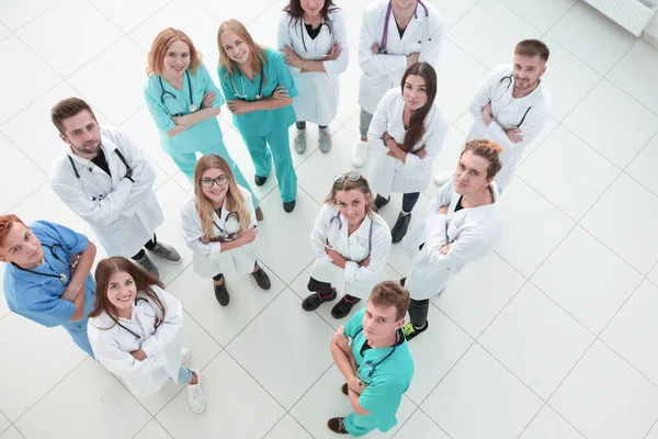 Жінка-лікар стоїть перед своїми колегами-аплодисментами — стокове фото