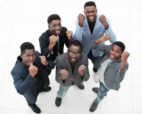 Groep succesvolle jongeren die naar de camera kijken — Stockfoto