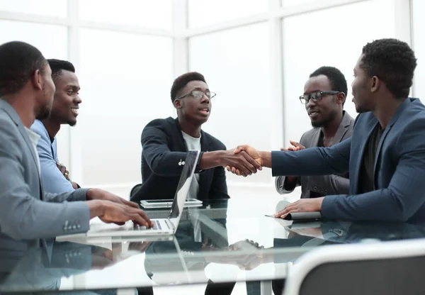 Glada affärsmän skakar hand på kontoret möte — Stockfoto