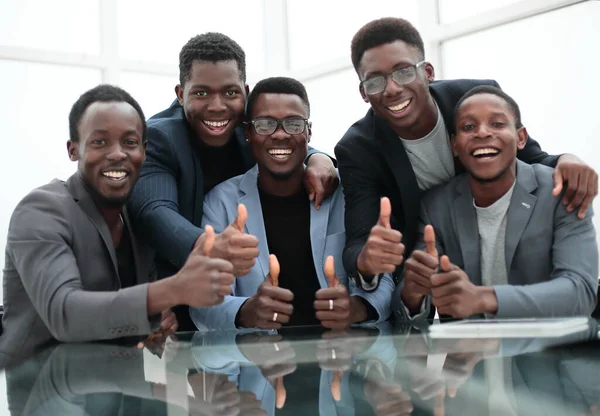 Gruppe lächelnder Mitarbeiter reicht Daumen hoch — Stockfoto