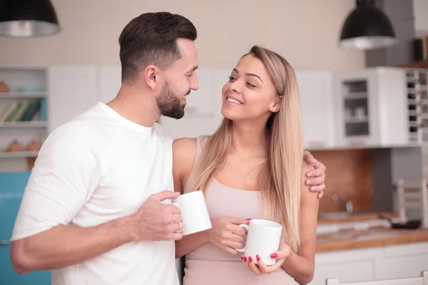 Sueños de una joven pareja de pie en su cocina — Foto de Stock