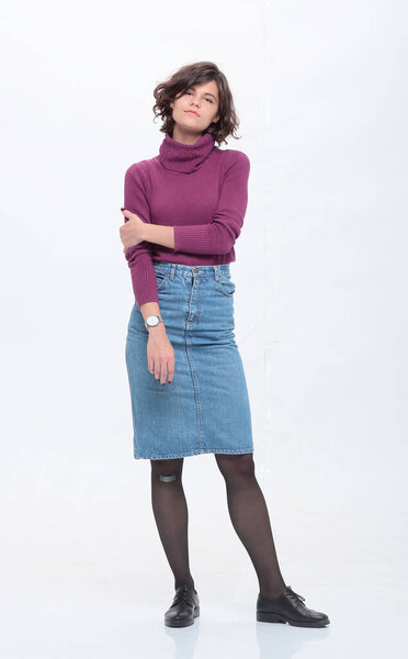 модная молодая женщина в джинсовой юбке. изолированные на белом