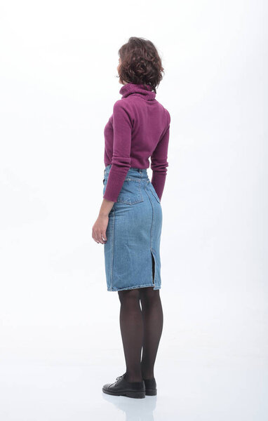 модная молодая женщина смотрит на белый пустой экран
