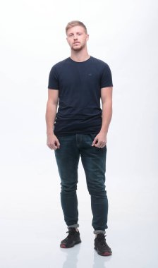 Gündelik giysiler içinde genç bir adam. beyaz üzerine izole