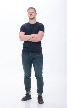 Genç adam kameraya bakıyor. beyaz üzerine izole