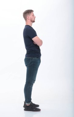 Ciddi bir genç adam sabırsızlıkla bekliyor. beyaz üzerine izole