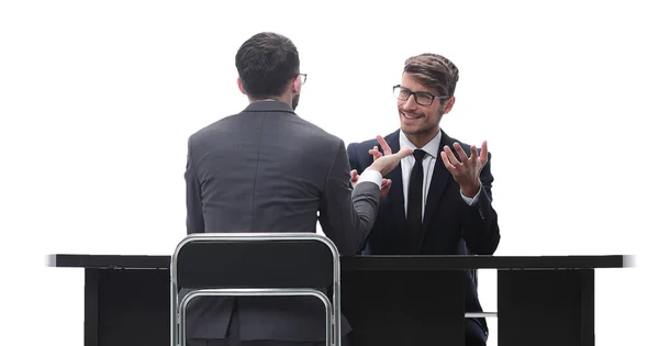 Dois homens de negócios conversando, sentados em sua mesa — Fotografia de Stock