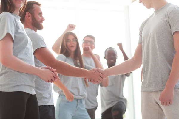 Handdruk van de leden van de contactgroep, om te juichen — Stockfoto