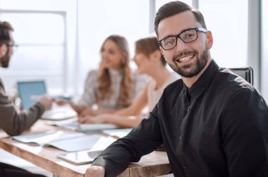 ofis arka planda gülümseyen iş adamı.