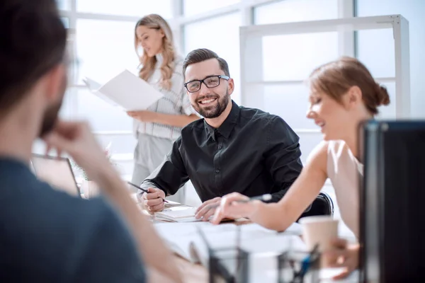 Empresário em uma reunião com sua equipe de negócios — Fotografia de Stock