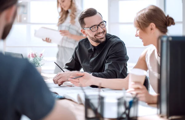 Pracownicy omawiają pomysły na nowy projekt. — Zdjęcie stockowe