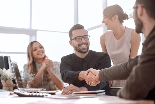 Achtergrond beeld van de handdruk van zakelijke partners in het kantoor — Stockfoto