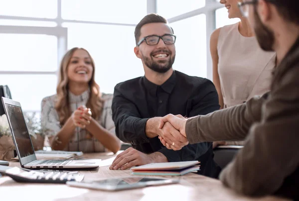 Háttér kép az üzleti partnerek kézfogásáról az irodában — Stock Fotó