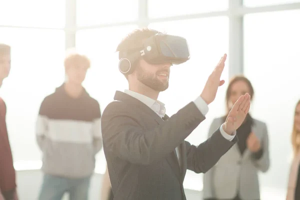 Фон зображення молодого чоловіка у шоломі віртуальної реальності — стокове фото