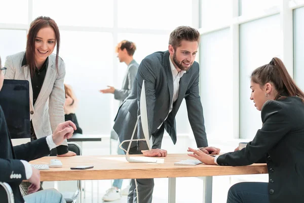 Grupo de funcionários discutindo suas novas ideias . — Fotografia de Stock