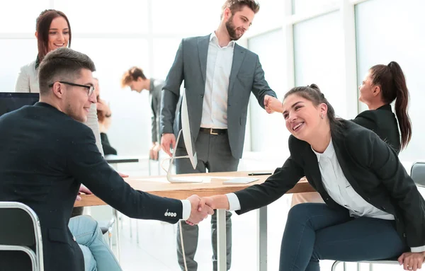 Funcionários felizes apertando as mãos no local de trabalho . — Fotografia de Stock