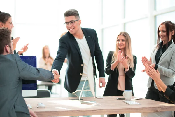 La gente de negocios da la mano sobre una oficina Escritorio . — Foto de Stock