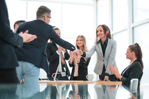 Équipe d'affaires soutenir les partenaires commerciaux avec applaudissements — Photo