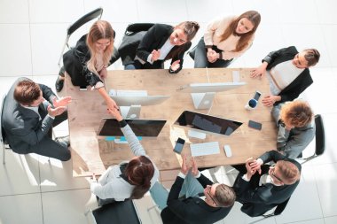 Üst Manzara. Müdür, en iyi çalışanı iş toplantısında tebrik ediyor..