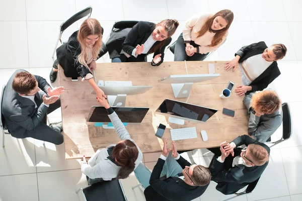 Vista superior. o gerente parabenizando o melhor empregado em uma reunião de trabalho . — Fotografia de Stock