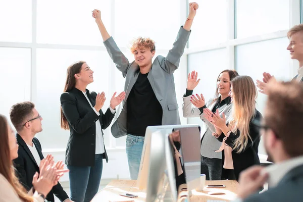 Jefe y empleados felices aplauden de pie en la oficina —  Fotos de Stock