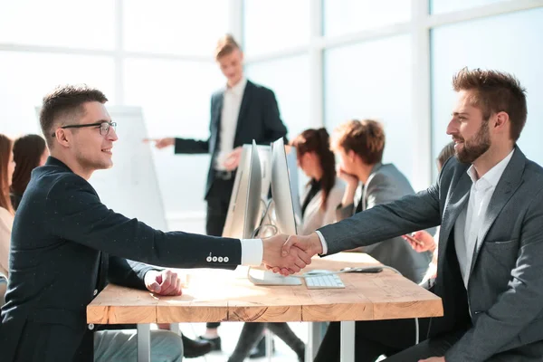 Socios de negocios estrechando la mano durante una presentación de negocios . — Foto de Stock