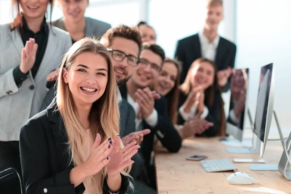 Grupo feliz de jovens profissionais aplaudindo seu sucesso . — Fotografia de Stock