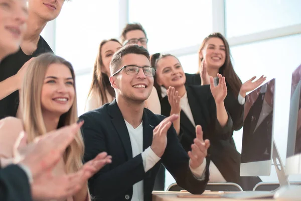 Porträtt av ett lyckligt affärsteam på arbetsplatsen. — Stockfoto