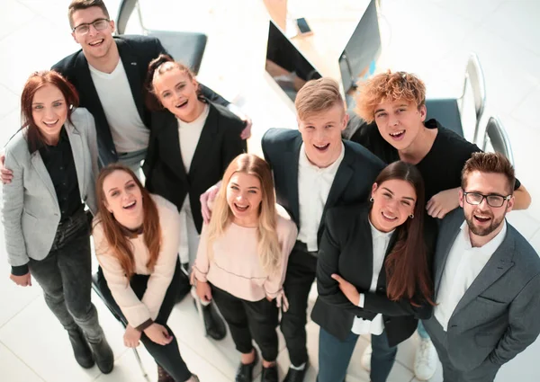 Vista superior. sonriente joven equipo de negocios mirando a la cámara — Foto de Stock