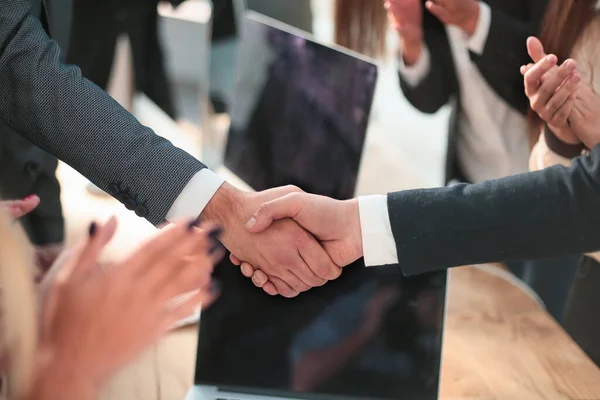 Glimlachende zakenman schudden handen met zijn zakenpartner. — Stockfoto