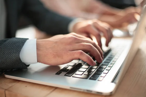 De près. homme d'affaires tapant sur le clavier de l'ordinateur portable . — Photo