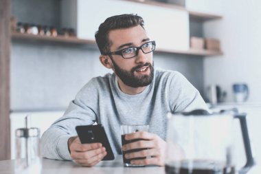 Kapat. Kahvaltıda e-posta okuyan adam