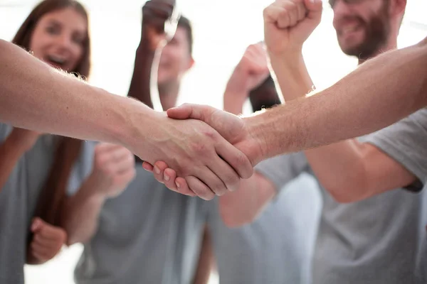 Grupo seguro de jóvenes que apuntan hacia adelante. —  Fotos de Stock