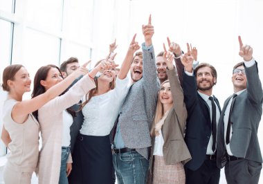 Kendine güvenen bir grup genç bir yeri işaret ediyor..