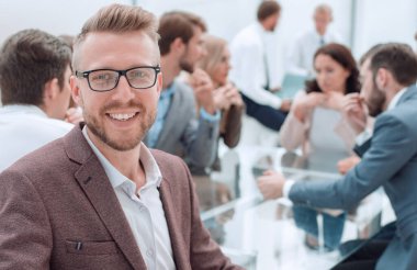 Kapat. Gülümseyen genç iş adamı başparmaklarını kaldırıyor.