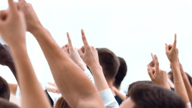 Yukarı bakan bir gençlik grubunun kırpılmış resmi.