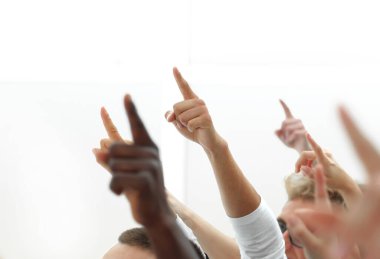 Yukarı bakan bir gençlik grubunun kırpılmış resmi.