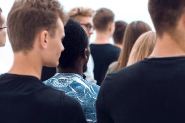 Çeşitli gençler yumruklarından bir kule inşa ettiler.