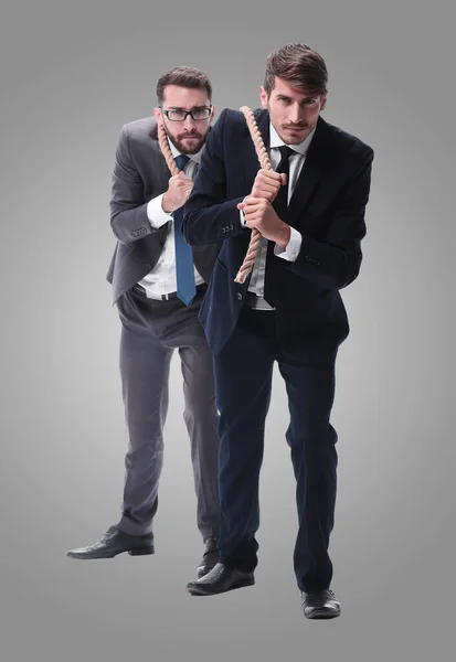 Comprimento total. dois empresários puxando uma corda longa. — Fotografia de Stock