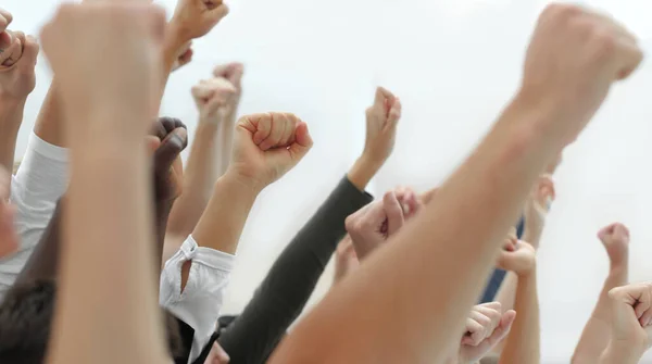 Image recadrée d'un groupe de jeunes qui lèvent la main — Photo