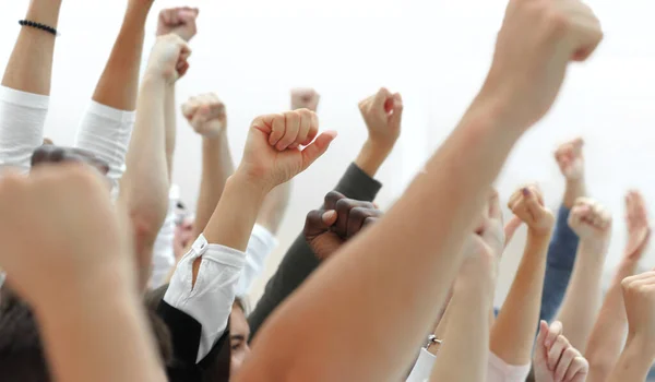 Imagem recortada de um grupo de jovens apontando para cima. — Fotografia de Stock