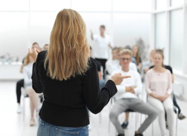 Takım kurma sınıfındaki çeşitli gençlerden oluşan bir grup..