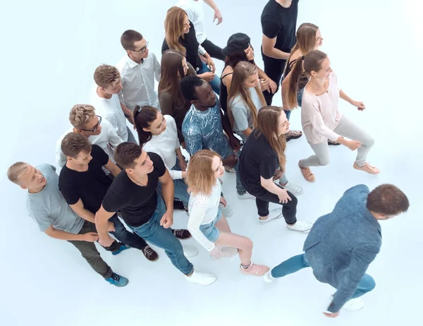 Vue de dessus. un groupe de jeunes marchant ensemble dans une rangée. — Photo